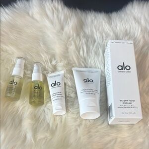 ALO Yoga Skincare Set - White and Gold ideal for gif